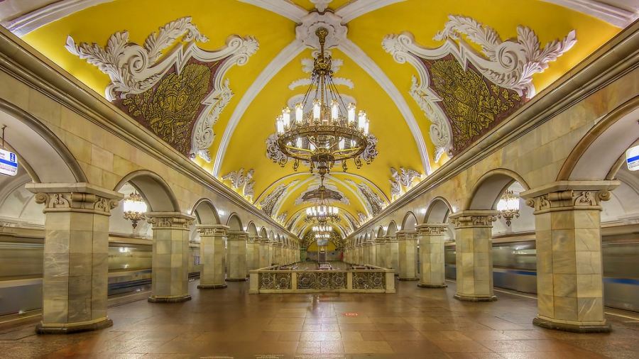 O estacione do metro no Moscou 