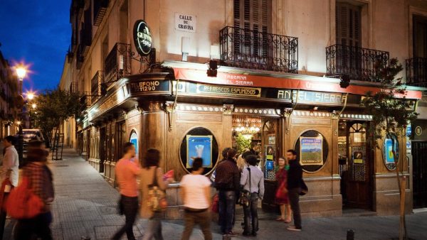 Madrid de noite com muitos tabernas