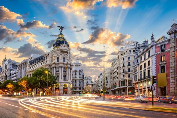 Travessia da Calle de Alcalá e Gran Vía com pretio Metropolis em Madrid