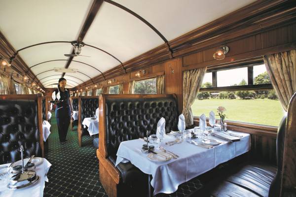A sala de jantar de Rovos Rail Safaris na África do Sul