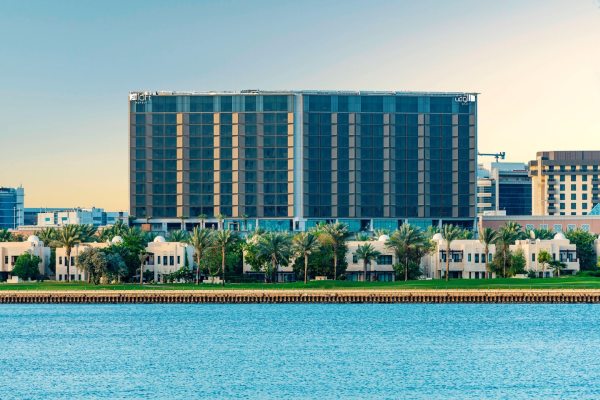 O hotel Aloft Dubai Creek com campo de golfe na frente