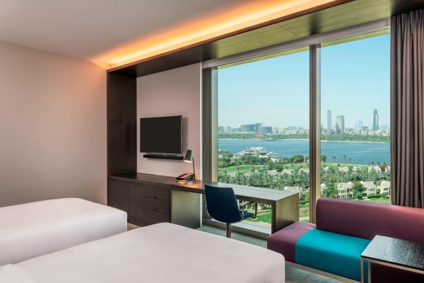 O apartemento Twin de hotel Aloft Dubai Creek com vista de campo de golfe