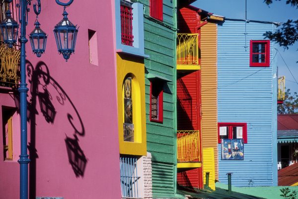 O Caminito é uma área popular para caminhadas no bairro de La Boca, em Buenos Aires