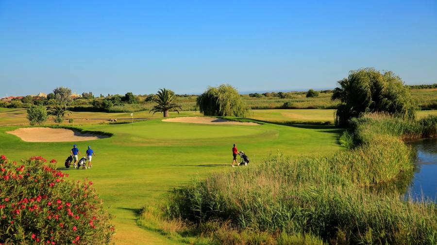 O campo de golfe Dom Pedro Laguna está localizado no Algarve perto de Vilamoura