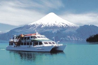 O passeio pelos lagos cruzando os andes passa por 3 lagos e montanhas na Argentina e no Chile