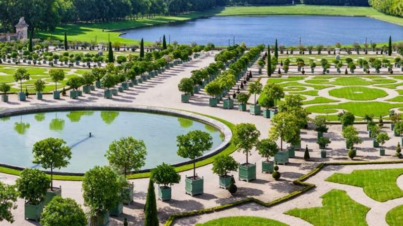 O chateau Versailles com o royal garden