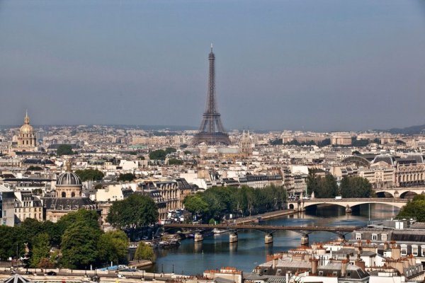 O Paris com rio Seine e Torre Eiffel