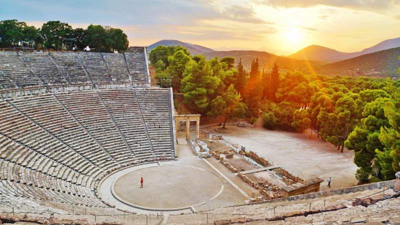 O Teatro Epidauro no Peloponeso tem acústica especial