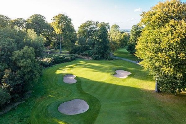 Em Altrincham está o campo de 18 buracos do Dunham Forest Golf & Country Club