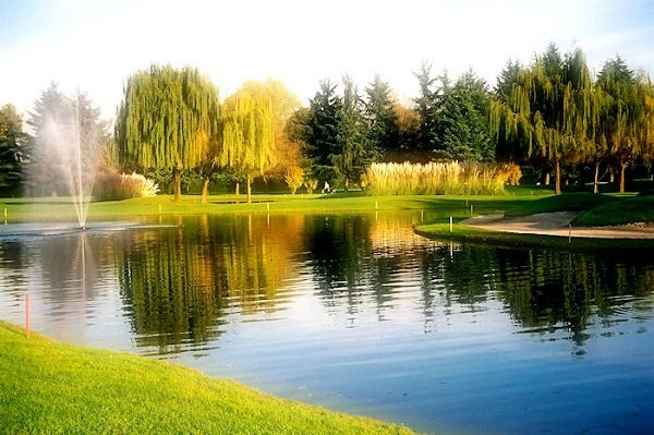 O Molinetto Coutry Club com um campo de golfe perto de Milano - Italia
