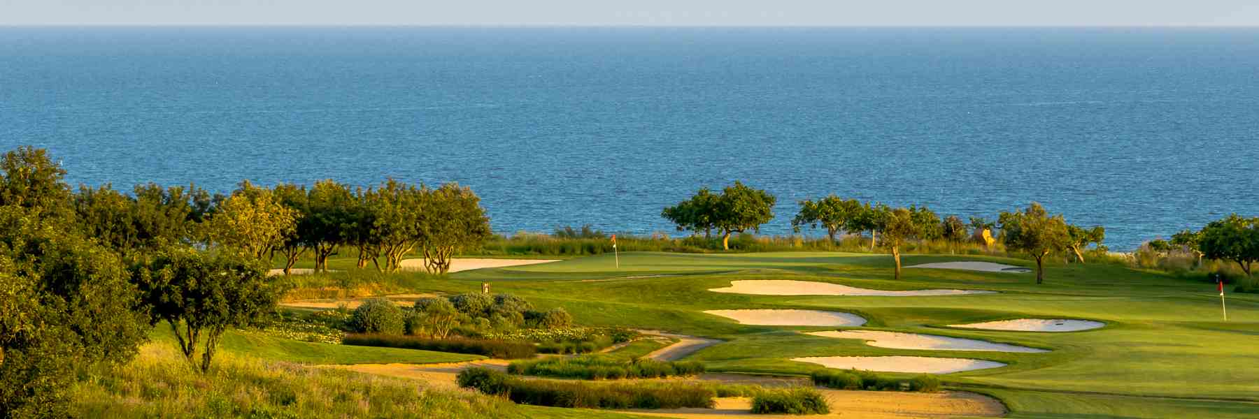 O campo de golfe Quinta da Ria com vista da mar no Algarve