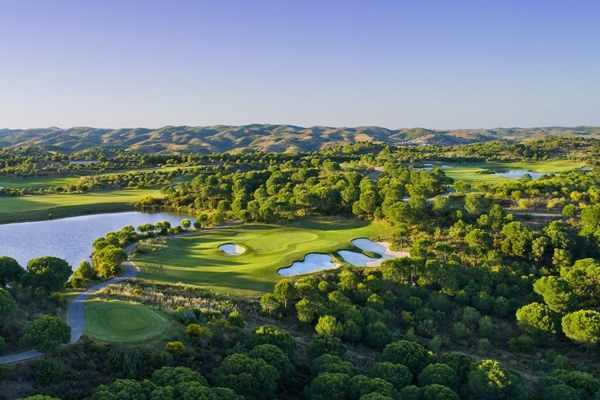 O campo de golfe Jack Nicklaus North em Monte Rei no Algarve